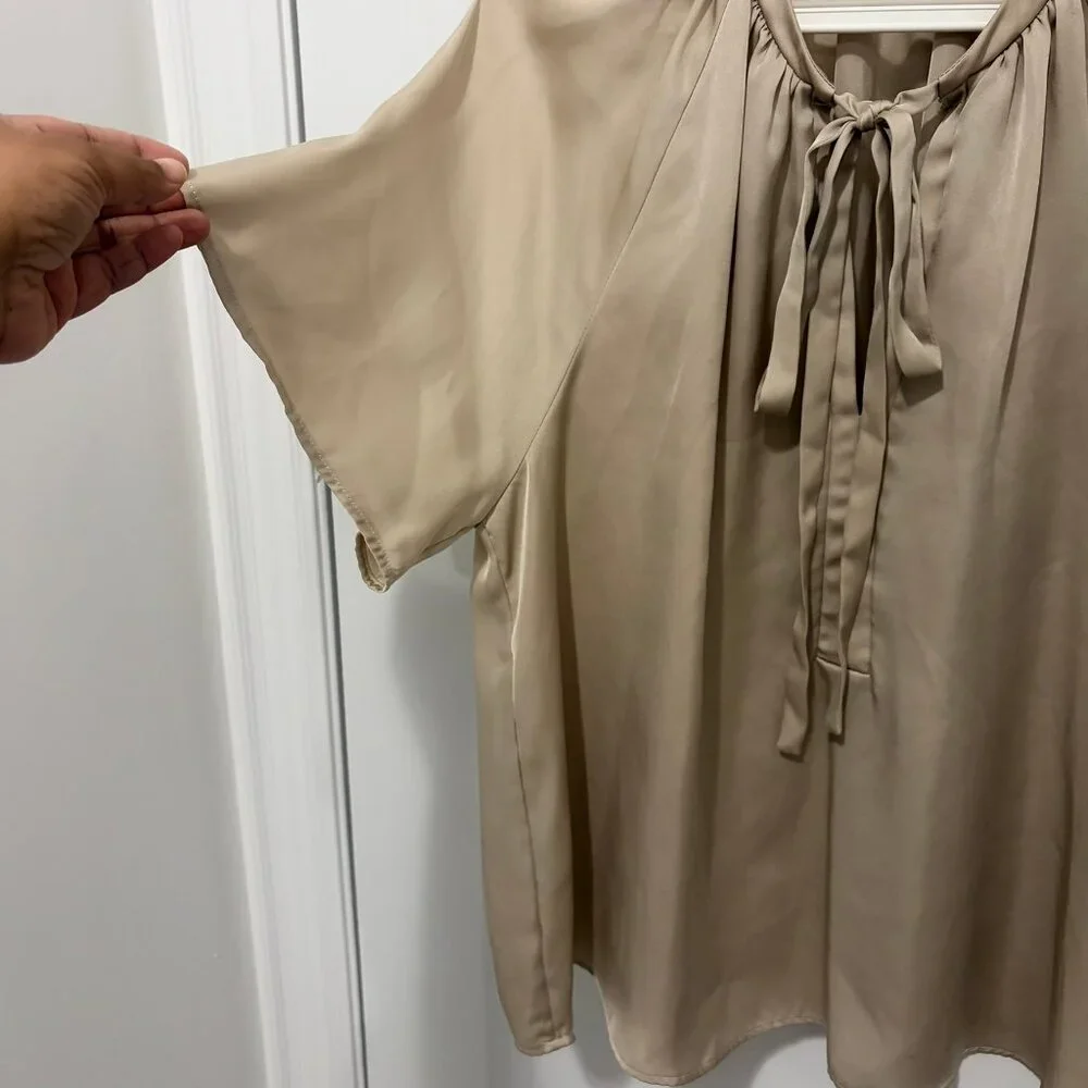H&M Flowy Tie-Neck Blouse - Picture 4 of 7